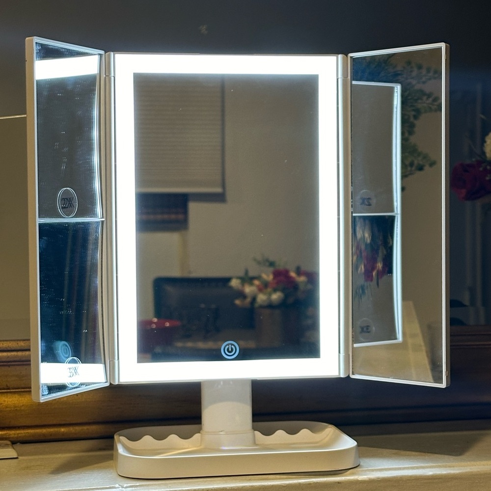 Makeup Tri-Fold Led Vanity Mirror 3 Color Lighting
